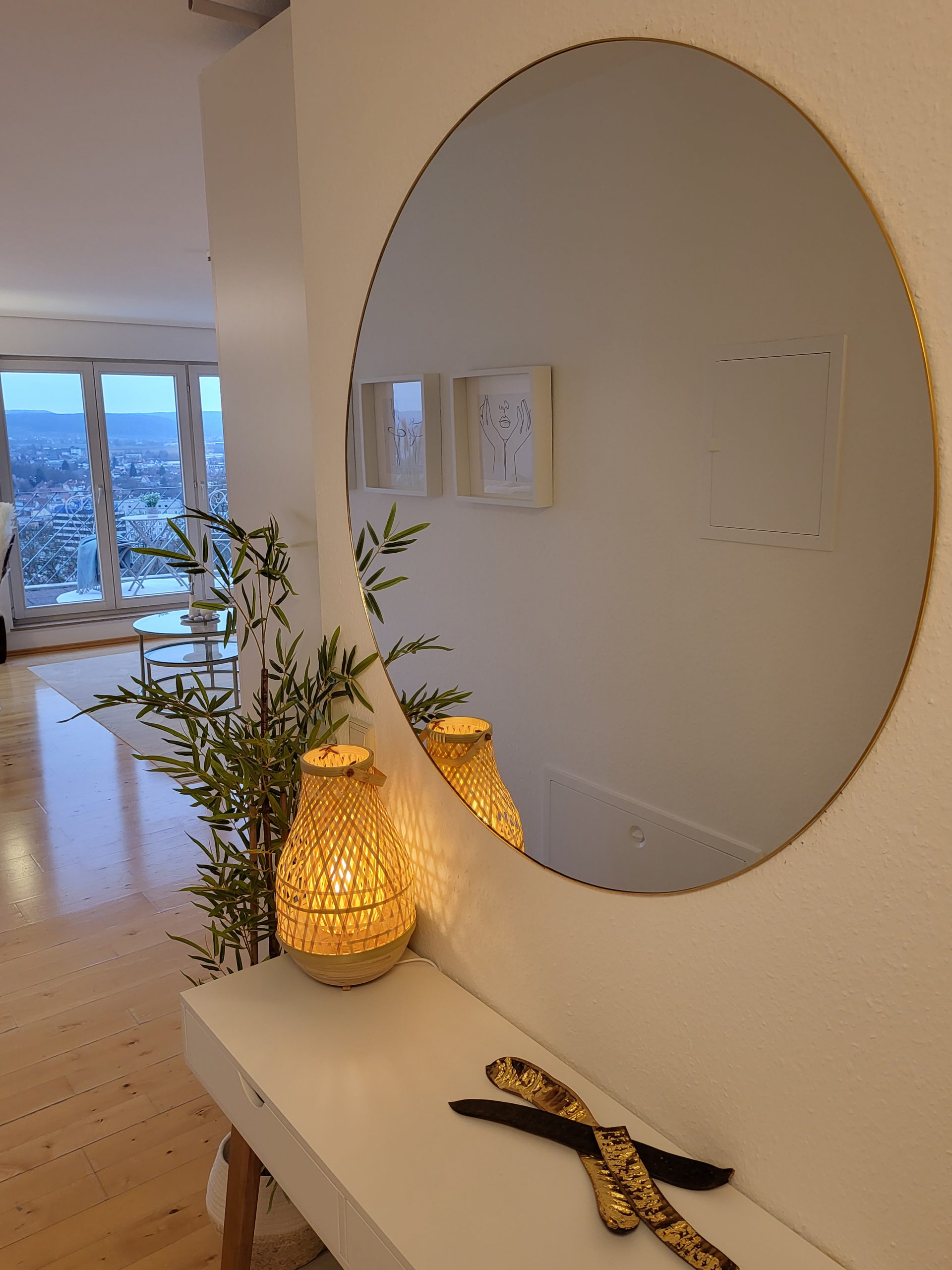 Bild eines eleganten Spiegels mit dem Logo von StyleTalent - Raumgestaltung in Tübingen