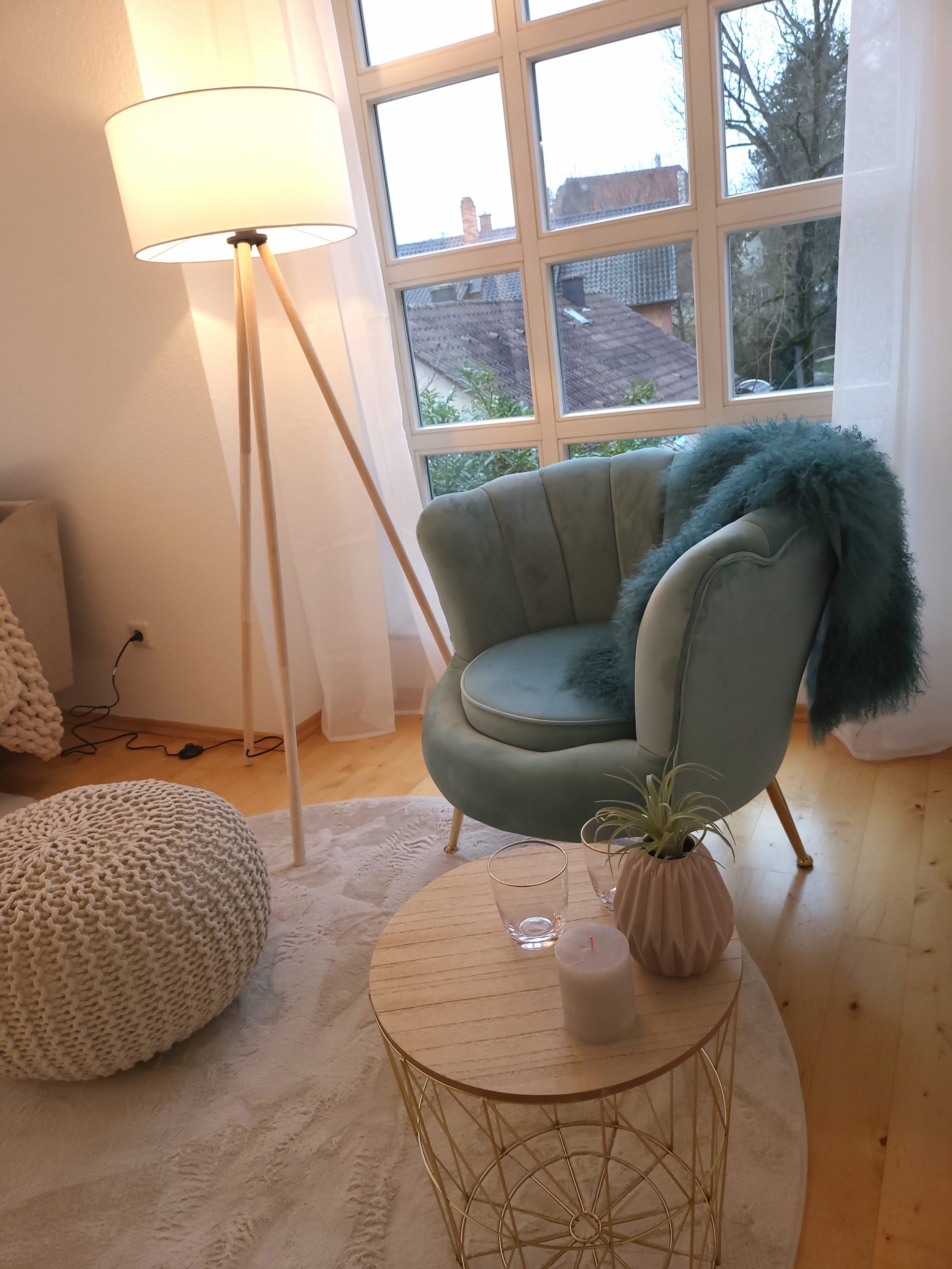 Nachher-Bild einer gemütlichen Leseecke mit bequemen Sesseln und stilvoller Beleuchtung - Objektpräsentation in Tübingen