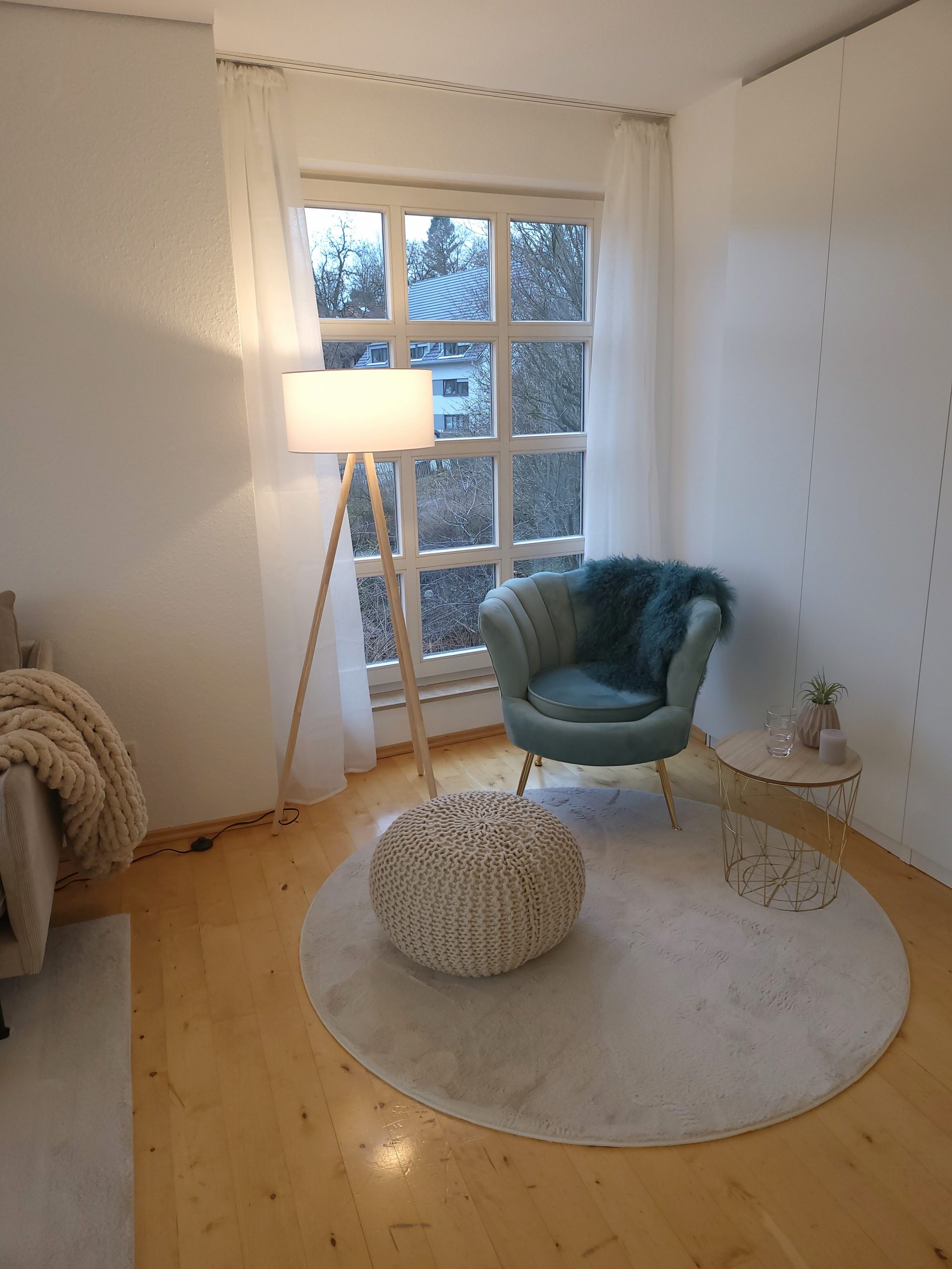 Nachher-Bild einer gemütlichen Leseecke mit stilvollem Sofa und kuscheliger Decke - Raumoptimierung in Tübingen